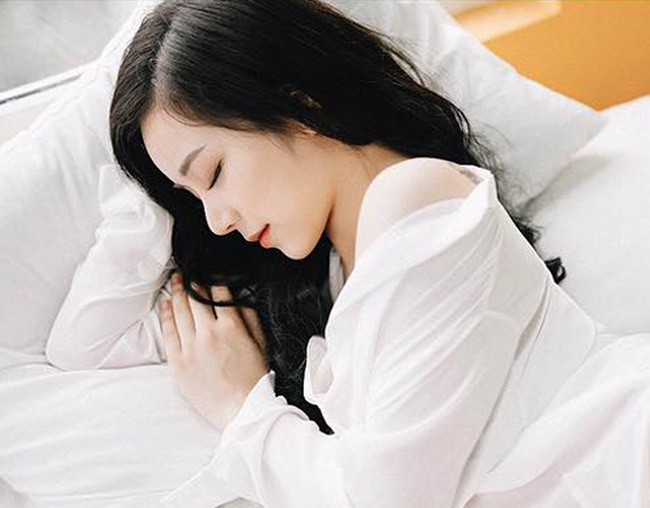 Những lần đăng ảnh khiến fan sốt xình xịch của hot girl ngủ gật